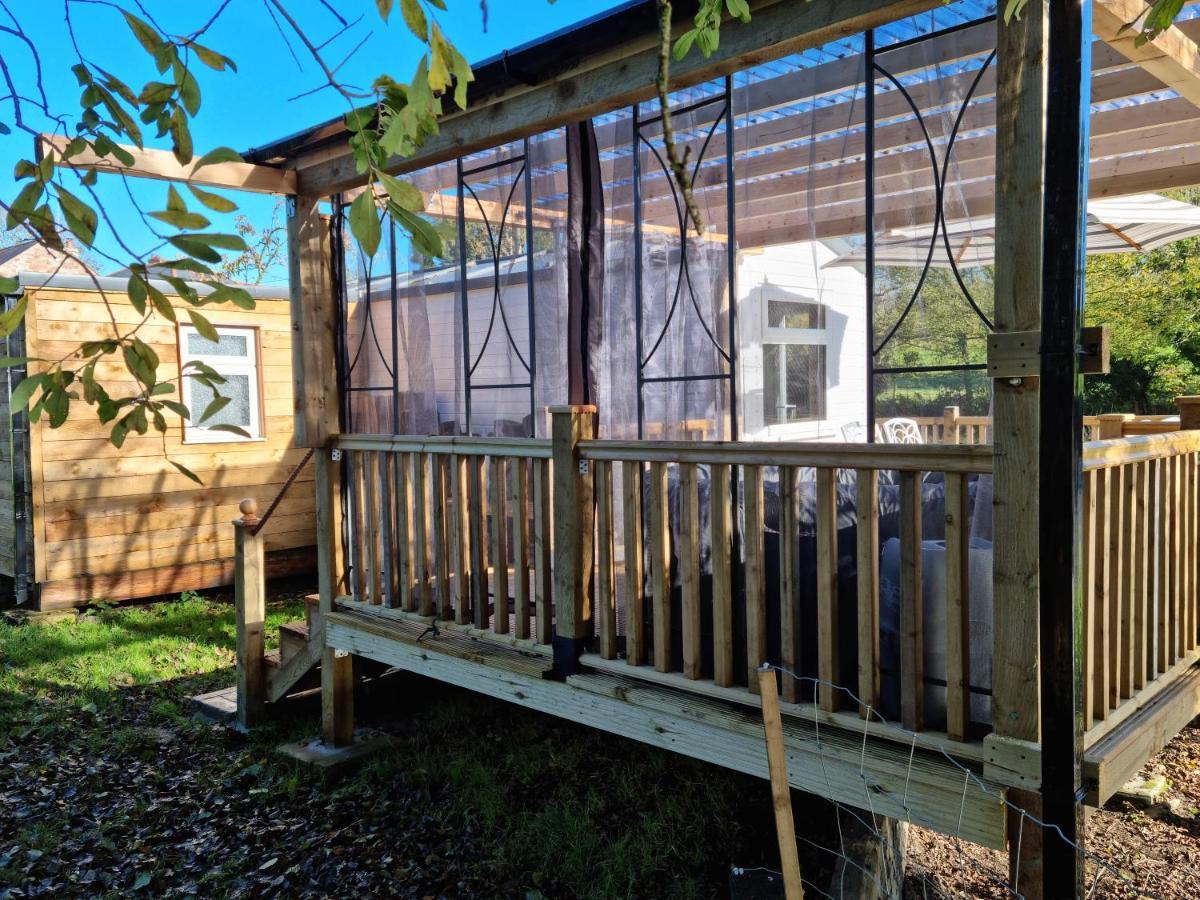 Riverside Cabin In Shropshire オスウェストリー エクステリア 写真